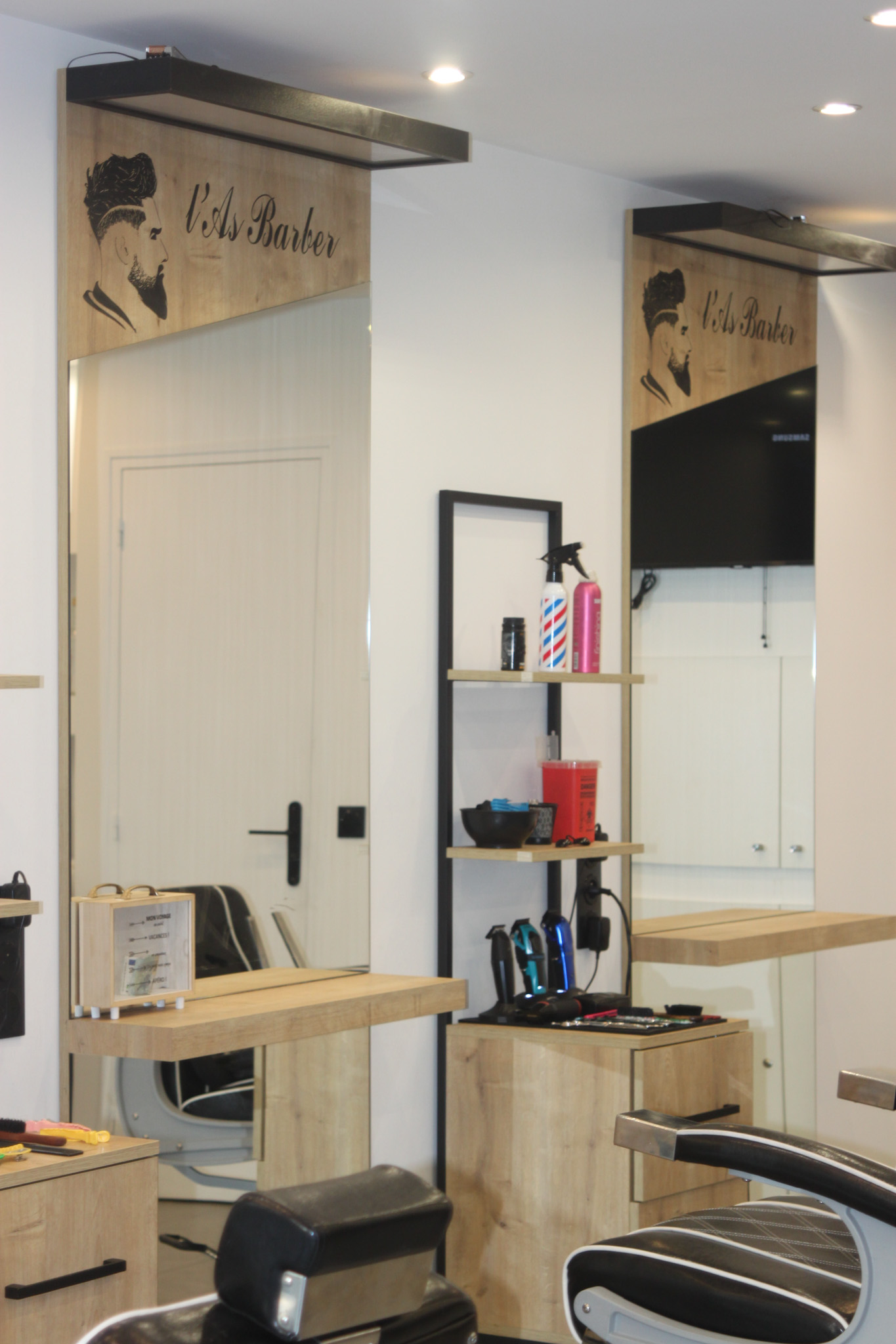 Postes de coupe et miroirs dans le salon