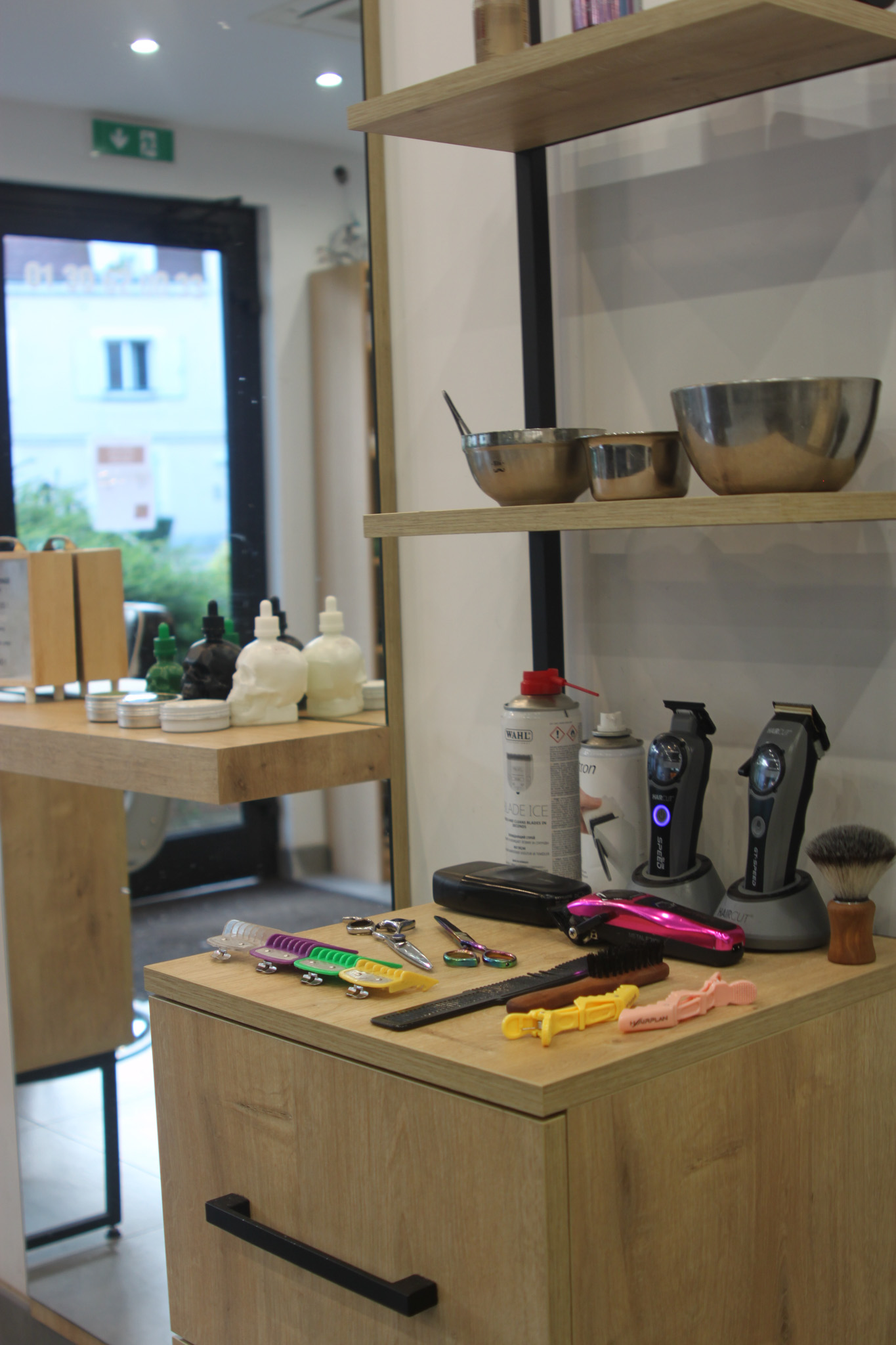 Outils et materiel de barbier sur un plan de travail