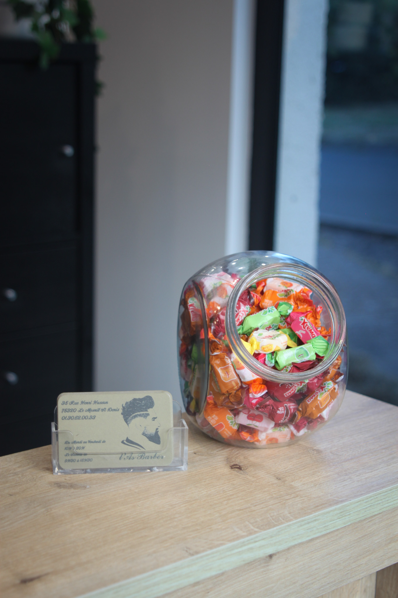 Accueil du salon avec bonbons et carte